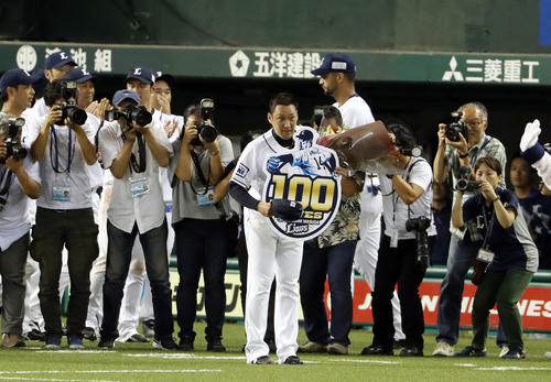西武対ソフトバンク　試合後、通算100セーブを達成し、ボードを持ち、ファンの声援に応える増田（撮影・狩俣裕三）