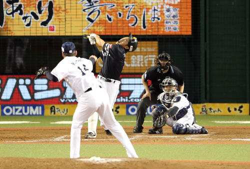 西武対ソフトバンク　9回表ソフトバンク1死空振り三振に倒れる柳田。投手増田（撮影・狩俣裕三）