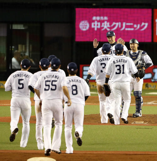 西武対ソフトバンク　試合後、勝利を喜び合う、森（右端）、増田（後方）ら西武ナイン（撮影・狩俣裕三）
