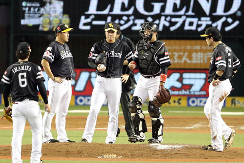 西武対ソフトバンク　8回裏途中、ピンチでソフトバンク高谷（右から2人目）らと話をする甲斐野（中央）（撮影・狩俣裕三）
