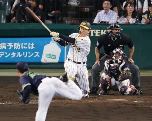 阪神対ヤクルト　5回裏阪神2死、右中間へソロ本塁打を放つ高山。投手小川（撮影・前田充）