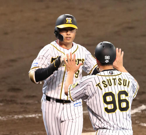 阪神対ヤクルト　5回裏阪神2死、高山俊（奥）は右中間スタンドへ本塁打を放ち筒井コーチとタッチを交わす（撮影・白石智彦）