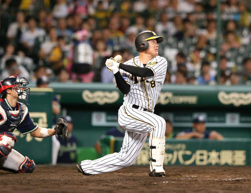 5回裏阪神1死二塁、福留は左中間に適時二塁打を放つ（撮影・上山淳一）
