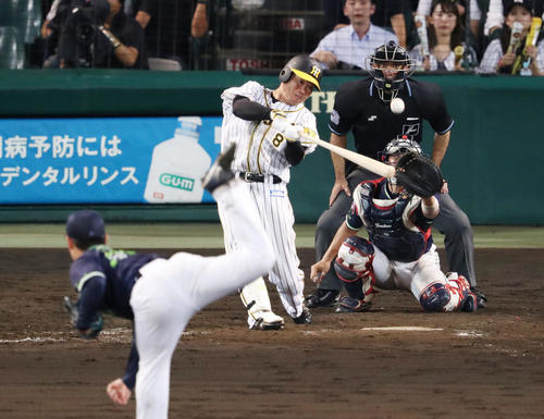 5回裏阪神1死二塁、中前適時打を放つ福留。投手小川（撮影・前田充