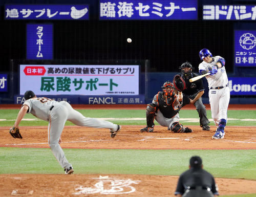 DeNA対巨人　8回裏DeNA2死一塁、この日3本目となる右越え2点本塁打を放つソト。投手マシソン（撮影・垰建太）