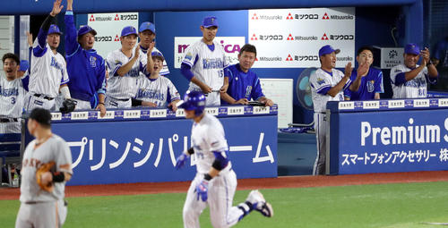 DeNA対巨人　8回裏DeNA2死一塁、ソト（手前）のこの日3本目となる右越え2点本塁打に盛り上がるラミレス監督（右端）らベンチ（撮影・垰建太）