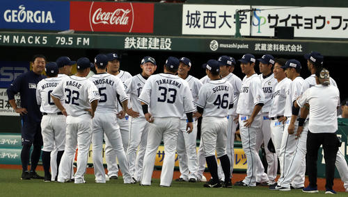 西武対ソフトバンク　選手を集め、辻監督のお面を被った熊代（中央）（撮影・狩俣裕三）