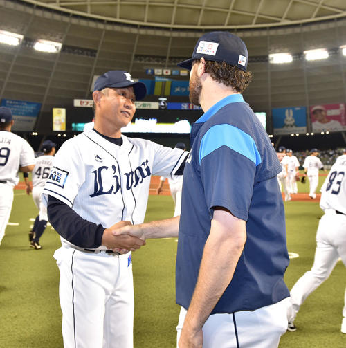 西武対ソフトバンク　ソフトバンクに勝利し首位に立ち、ニール（右）を笑顔でを迎える西武辻監督（撮影・鈴木みどり）