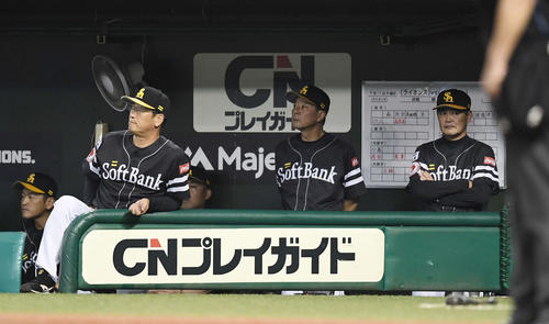 西武対ソフトバンク　ベンチで険しい表情で腕を組むソフトバンク工藤監督（右）（撮影・鈴木みどり）