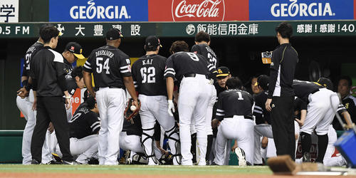 西武対ソフトバンク　試合前の円陣でナインに声をかけるソフトバンク工藤監督（撮影・鈴木みどり）