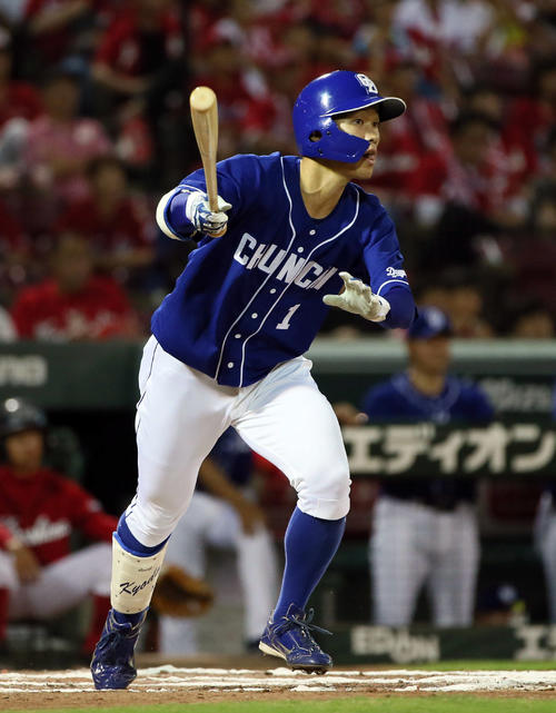 広島対中日　10回表中日無死、京田は右越えに勝ち越しソロ本塁打を放つ（撮影・栗木一考）