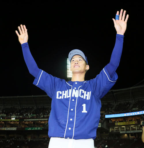 広島対中日　ファンの声援に応える京田（撮影・栗木一考）