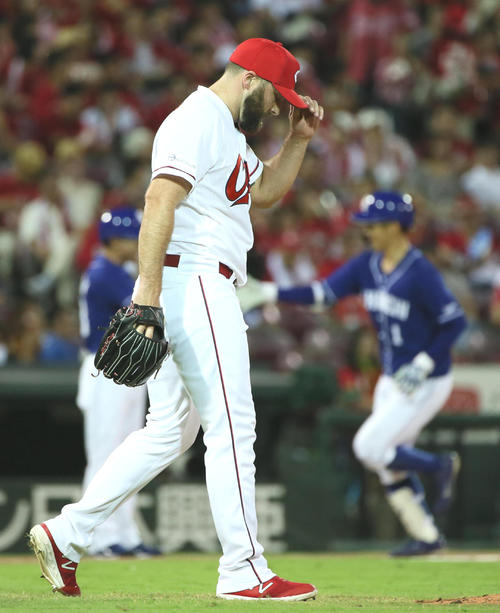 10回表中日無死、京田に勝ち越しソロ本塁打を浴びるレグナルト（撮影・栗木一考）