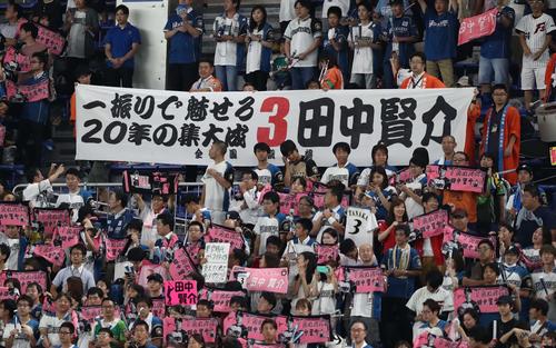 日本ハム対楽天　9回裏日本ハム1死、代打の田中賢に向け横断幕を掲げるファン（撮影・黒川智章）