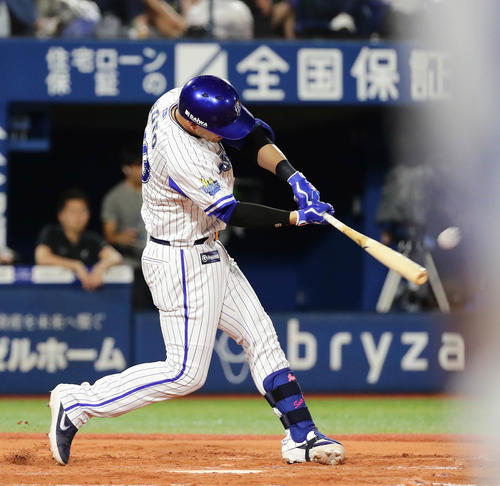 DeNA対巨人　3回裏DeNA2死一塁、ソトは2打席連続となる2点本塁打を放つ（撮影・丹羽敏通）