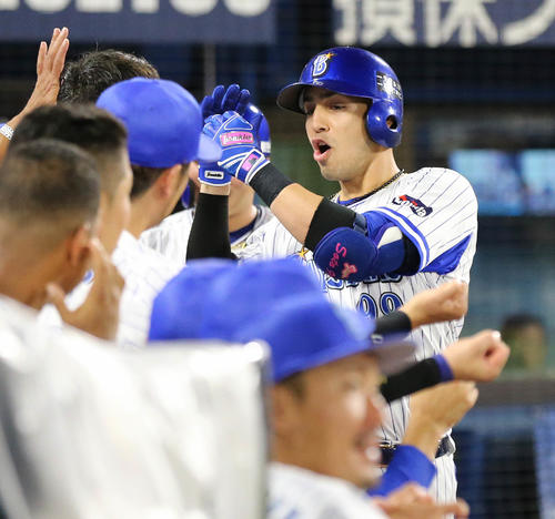 DeNA対巨人　3回裏DeNA2死一塁、ソトは2打席連続となる2点本塁打を放ってナインの祝福を受ける（撮影・丹羽敏通）