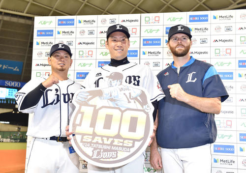 西武対ソフトバンク　ソフトバンクに勝利し首位に立ち、お立ち台で笑顔を見せる、左から西武森、ニール、増田（撮影・鈴木みどり）