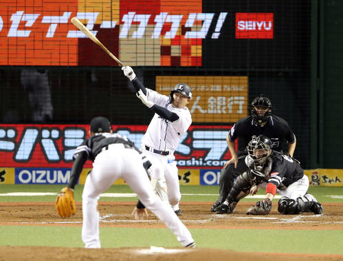 西武対ソフトバンク　3回裏西武2死満塁、3点適時二塁打を放つ森。投手高橋礼（撮影・狩俣裕三）