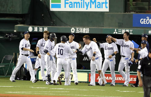 西武対ソフトバンク　3回裏を終え、この回に3点適時二塁打を放った森（手前）を迎える西武ベンチ（撮影・狩俣裕三）
