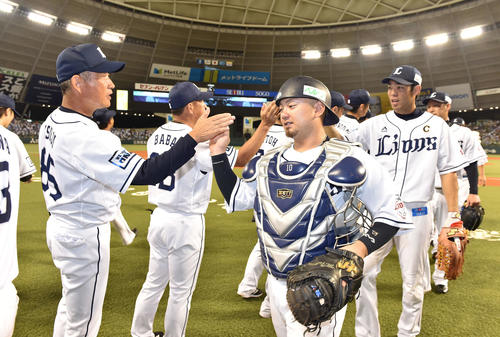 西武対ソフトバンク　ソフトバンクに勝利し首位に立ち、森（中央）ら選手を出迎える西武辻監督（左）（撮影・鈴木みどり）