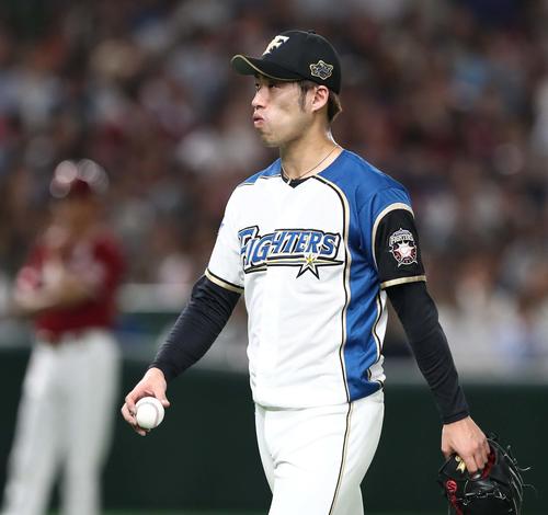 日本ハム対楽天　9回表、2失点し降板する秋吉（撮影・黒川智章）