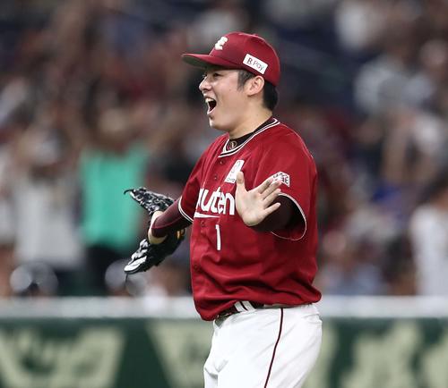 日本ハム対楽天　9回裏、無失点に抑え笑顔の松井（撮影・黒川智章）