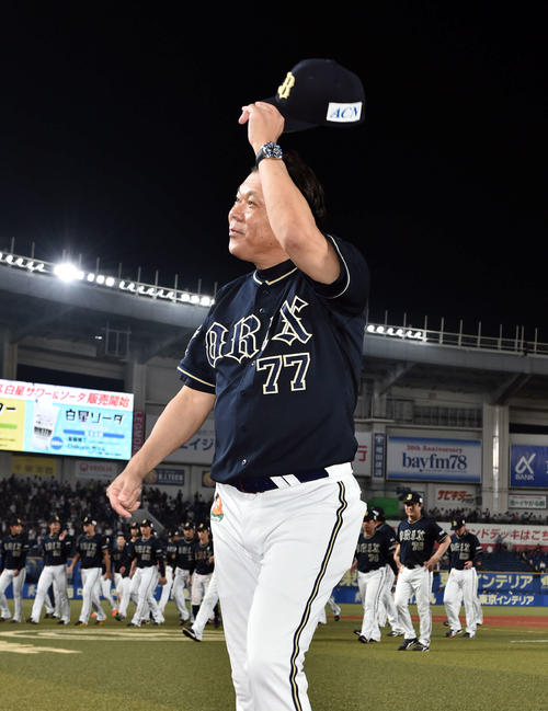 ロッテ対オリックス　ZOZOマリンスタジアム最終戦を終えファンにあいさつし引き揚げるオリックス西村監督（撮影・滝沢徹郎）