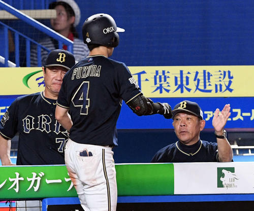 ロッテ対オリックス　8回表オリックス1死、右越えソロ本塁打を放った福田（手前）を出迎える西村監督（奥右）（撮影・滝沢徹郎）