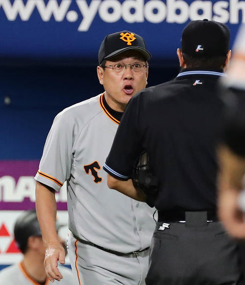 DeNA対巨人　6回、選手の交代を告げる巨人の原監督（撮影・丹羽敏通）