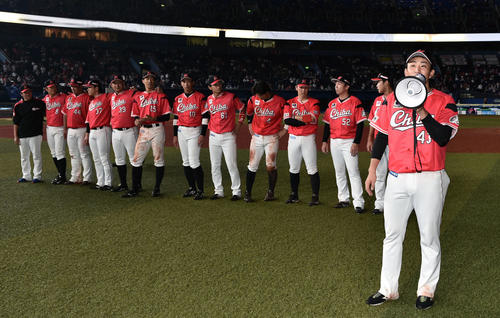 ロッテ対オリックス　ホーム初勝利を決め拡声器を使いファンにあいさつするロッテ小島（手前）（撮影・滝沢徹郎）