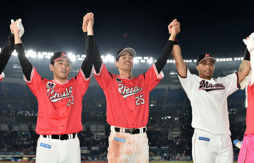 ロッテ対オリックス　ヒーローインタビューを終えファンにあいさつする、左からロッテ小島、岡、マーティン（撮影・滝沢徹郎）