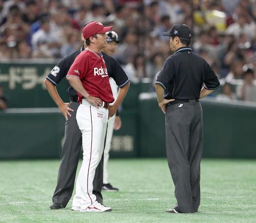 日本ハム対楽天　6回裏日本ハム無死一塁、則本昴のボークの判定に抗議する平石監督（撮影・黒川智章）