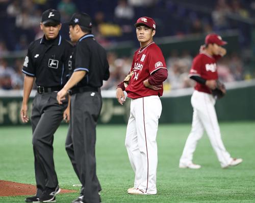 日本ハム対楽天　6回裏日本ハム無死一塁、ボークをとられ渋い表情の則本昴（撮影・黒川智章）