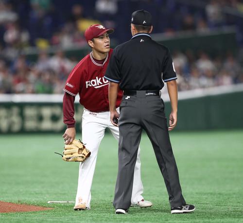 日本ハム対楽天　6回裏日本ハム無死一塁、ボークをとられ渋い表情の則本昴（撮影・黒川智章）