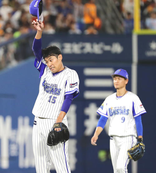 DeNA対巨人　3回表巨人2死一、二塁、丸に同点の適時二塁打を打たれた井納。奥は遊撃手大和（撮影・丹羽敏通）