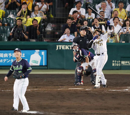 5回裏阪神1死二塁、左越え2点本塁打を放つマルテ。投手小川（撮影・前田充）