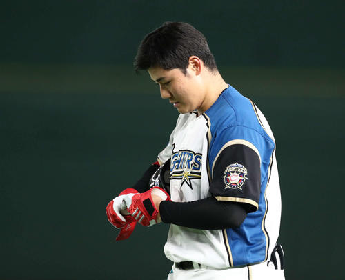 日本ハム対楽天　8回裏日本ハム2死満塁、二ゴロに終わる清宮（撮影・黒川智章）
