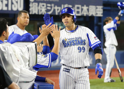 DeNA対巨人　2回裏DeNA無死、先制本塁打を放ってナインの祝福を受けるソト（2019年9月11日撮影）