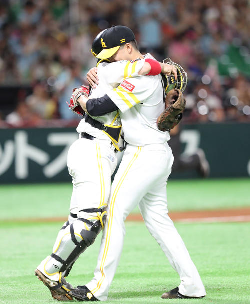 ソフトバンク対ロッテ　ノーヒットノーランを達成した千賀滉大は甲斐拓也捕手と抱き合う（2019年9月6日撮影）