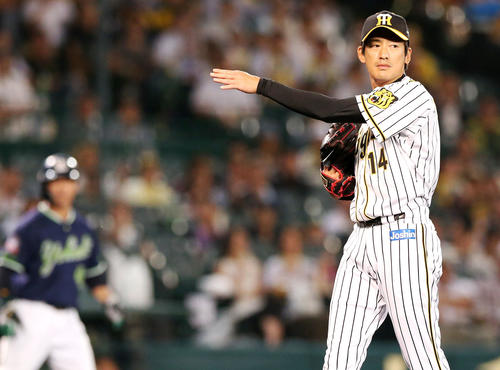 阪神対ヤクルト　5回表ヤクルト2死一、三塁、能見（右）は代打山田哲人のスイングをアピールし三振に仕留める（撮影・上山淳一）