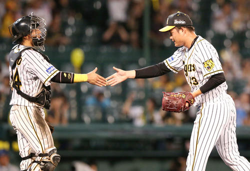 阪神対ヤクルト　守屋功輝（右）が試合を締め梅野隆太郎と握手する（撮影・上山淳一）