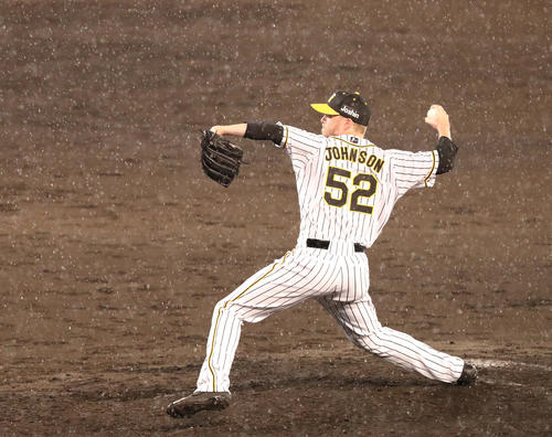 阪神対ヤクルト　8回表、雨天の中で力投するジョンソン（撮影・白石智彦）
