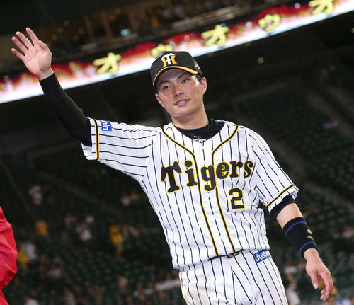 阪神対ヤクルト　北條はヒーローインタビューを終えスタンドのファンに手を振る（撮影・上山淳一）
