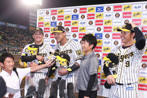 阪神対ヤクルト　ヒーローインタビューで笑顔の左から北條、マルテ、高山（撮影・上山淳一）