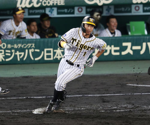 阪神対ヤクルト　8回裏阪神1死一塁、左越え適時二塁打を放ち一塁を回る鳥谷（撮影・前田充）