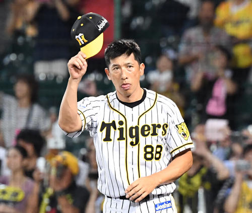 ヤクルトに勝利しファンにあいさつする矢野燿大監督（撮影・奥田泰也）