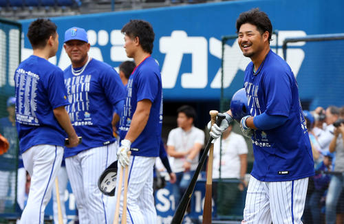 DeNA対巨人　試合前、笑顔を見せるDeNA宮崎。左から2人目はラミレス監督（撮影・垰建太）