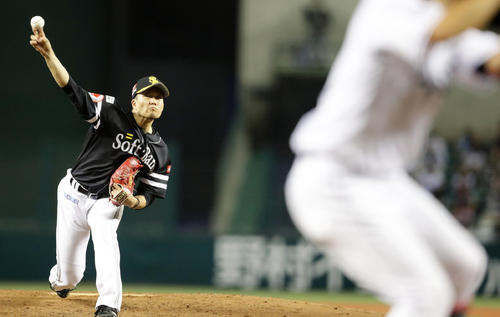 西武対ソフトバンク　3回裏西武1死、木村に投げ込む千賀（撮影・浅見桂子）