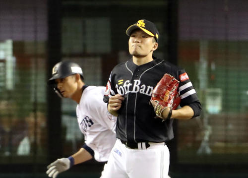 西武対ソフトバンク　5回裏西武1死、栗山巧にこの日、チーム初安打となる右前打を打たれる千賀（撮影・狩俣裕三）