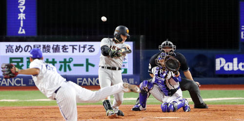 DeNA対巨人　4回表巨人1死一塁、右越え2点本塁打を放つ丸。投手武藤（撮影・垰建太）